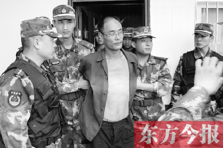 7月27日13時(shí)50分許，駐馬店市西平縣的“7·25”連環(huán)殺人案犯罪嫌疑人丁金華（左三）在禹州落網(wǎng)