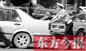 一輛車壞在了路中間，執(zhí)勤交警幫推車