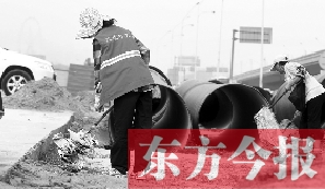 鄭州市鄭東新區(qū)，烈日下工作的環(huán)衛(wèi)工