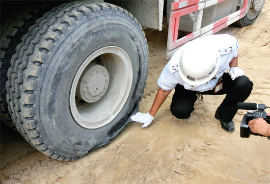 8月3日，棉紡路與六廠前街交叉口附近一輛水泥罐車突然爆胎，路邊一輛電動車被沖擊波震翻報廢