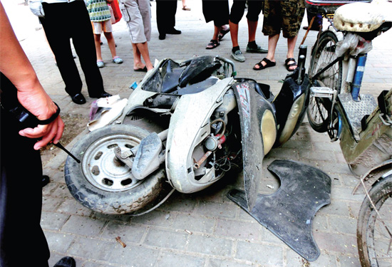 8月3日，棉紡路與六廠前街交叉口附近一輛水泥罐車突然爆胎，路邊一輛電動車被沖擊波震翻報廢