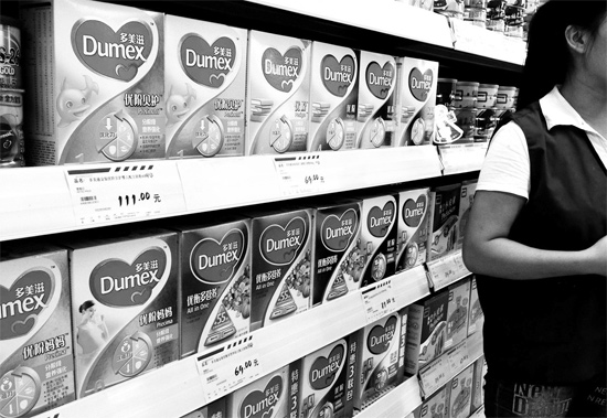 5日，鄭州一家超市內(nèi)，多美滋其他階段奶粉仍在售，但無人問津