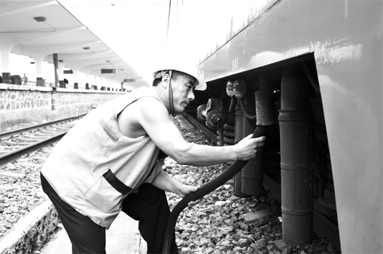 昨日，商丘火車站給水員在烈日下工作