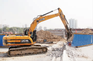 南陽路、北環(huán)快速路立交橋?qū)⑦M(jìn)行封閉施工，圖為工人正在拆除隔離欄