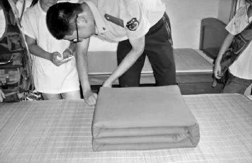 鄭州市某武警駐地，武警官兵現(xiàn)場表演疊被子