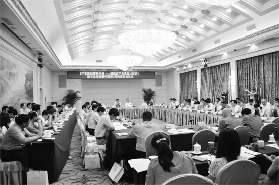 產(chǎn)業(yè)集聚區(qū)會(huì)議現(xiàn)場(chǎng)，各位專(zhuān)家學(xué)者對(duì)河南產(chǎn)業(yè)集聚區(qū)的發(fā)展建言獻(xiàn)策