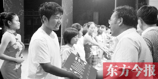 8月25日，河南電視臺8號演播廳，寒門學(xué)子每人拿到了5000元助學(xué)金