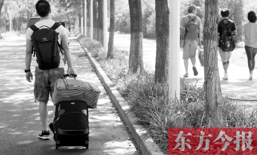 滿載著家人的希望，沿著學校的路標，鄭州大學新生入學了，一位新生自己帶著行李來報到