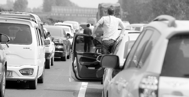 10月7日下午，寧洛高速漯河至商水段，因車禍發(fā)生擁堵