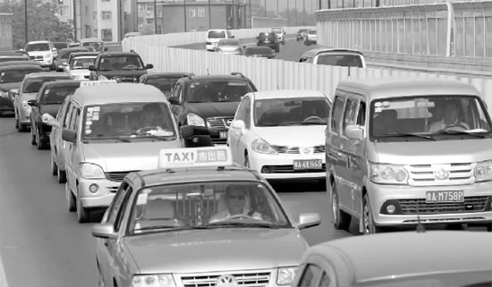 上午11點(diǎn)，鄭州市京廣快速路由北向南的路段已經(jīng)開始擁堵，要是早晚高峰，更是堵得走不成