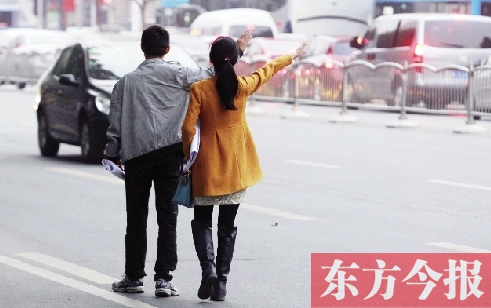 昨日下午5時(shí)30分，鄭州市花園路口公交站，一對青年正焦急等車