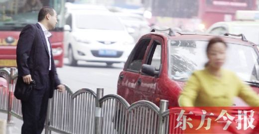 昨日下午5點(diǎn)40分，一男子久久未等到出租車，一輛“黑三輪”車主便和他搭訕