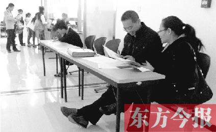 　　10月16日，鄭州市社保中心辦事大廳，新增的桌椅方便了前來辦理手續(xù)的市民