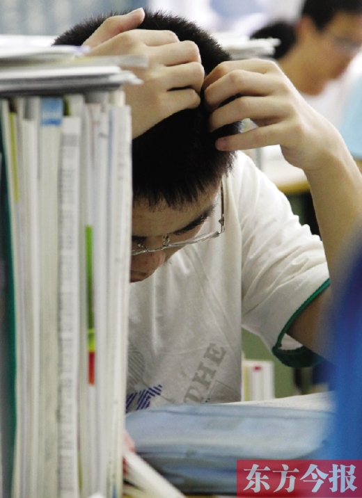 一位高三學(xué)生在復(fù)習(xí)功課 東方今報(bào)記者 沈翔 攝