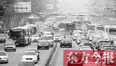 昨日下午4點(diǎn)，在花園路與黃河路口附近，車堵成了“一鍋粥”