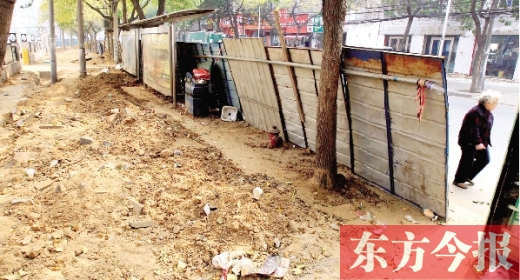 鄭州市紅專路與政七街交叉口，一工地“圍而不動”，步行者只好擇路而行