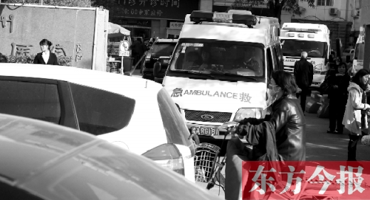 馬路上的機動車越來越多，臨著大路鄭州市第一人民醫(yī)院門口，出急診的救護(hù)車常常遭遇堵車