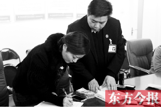 強制執(zhí)行+曝光，讓楊女士（左）拿到補償金