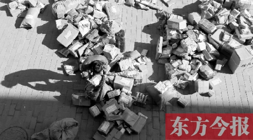 “雙十一”后，快遞員忙著送包裹，連水也不敢喝