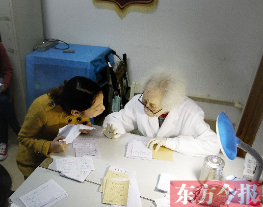 昨日，97歲的“醫(yī)生奶奶”胡佩蘭在給患者看病
