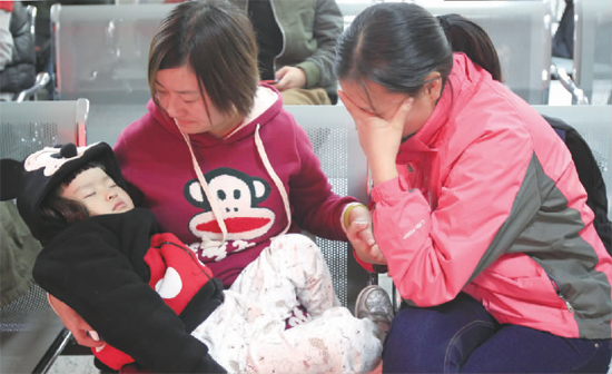 昨日，9時35分，堅守在手術(shù)室外的嘟嘟在媽媽懷里睡著了，因被眼前的真情觸動，今報記者趙丹流下了眼淚