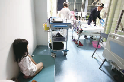 嘟嘟一早就醒了，小小的身體靠在墻邊看著爸爸進(jìn)行手術(shù)前準(zhǔn)備