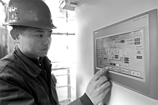 宗希明在“政七街煤改氣項目” 工程工地。高科技完全取代了老式燃煤鍋爐笨重、復雜的管理和控制