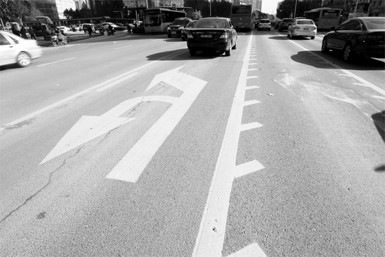 昨日，鄭州市金水路未來路口的“魚刺”車道，好多司機(jī)不知道咋走