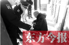 昨日，鄭州市管城區(qū)執(zhí)法局對轄區(qū)一只狗狗檢查是否辦過證 東方今報(bào)首席記者 劉棟杰 攝