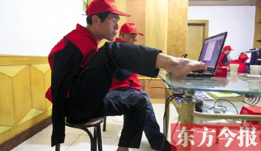 12月2日，一名“豫殘聯(lián)盟”志愿者正通過網(wǎng)絡(luò)、微博等聯(lián)絡(luò)著各地殘疾人朋友 東方今報(bào)首席記者 張曉冬