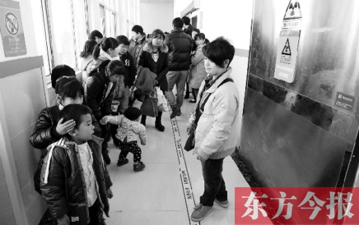11月30日上午，星星等20余名“袖珍人”到鄭州市兒童醫(yī)院進(jìn)行骨齡測(cè)定