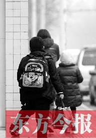 一名學(xué)生背著書包走出校門準(zhǔn)備回家。教育部發(fā)布規(guī)定，其中明確規(guī)定教師收禮、有償補(bǔ)課等行為將受到相應(yīng)處分