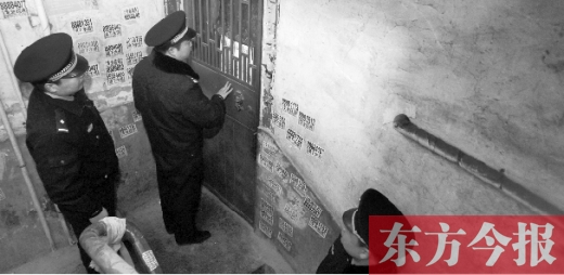 12月3日，鄭州市隴海路。執(zhí)法人員欲進(jìn)入一戶未辦狗證的居民家中，強(qiáng)行將狗帶走