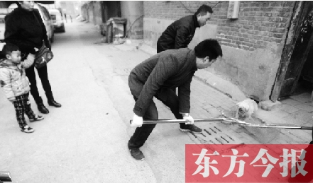 12月3日，鄭州市隴海路。執(zhí)法人員對(duì)一只“辦了證卻不系繩”的狗進(jìn)行捕捉