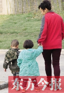 男孩兒姓“鄭”，女孩兒姓“周”（取“州”諧音），即“鄭州”之意，這一取名法得到了認(rèn)可