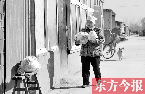 在京水村的臨時過渡區(qū)內，62歲的村民白小英對未來的生活充滿期待