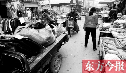 和所有的都市村莊一樣，老鴉陳也充滿著形形色色的人，窄窄的巷子因占道經(jīng)營變得更加狹窄