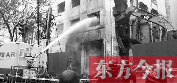 昨天早上8點半，鄭州市農(nóng)業(yè)路一拆遷工地，用兩臺噴水車噴水除塵，有效地阻止了施工揚塵