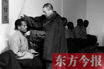 少林功夫講究禪武合一，坐禪當(dāng)然少不了,別看就是坐坐，姿勢(shì)都要師傅教