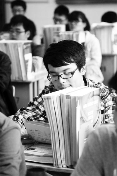 一所學(xué)校的高三學(xué)生正在加班加點復(fù)習(xí)，不少同學(xué)都開始為自主招生報名忙活了