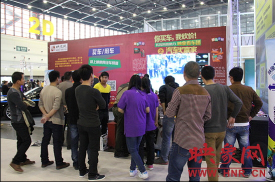 映象網(wǎng)展臺(tái)前感應(yīng)游戲吸引圍觀的朋友