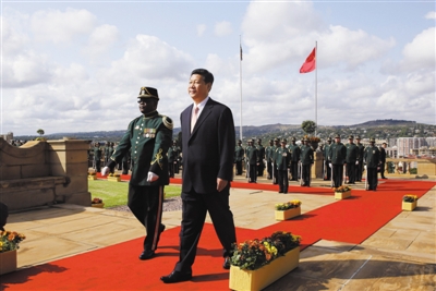 3月26日，南非總統(tǒng)祖馬在比勒陀利亞聯(lián)邦大廈前廣場舉行儀式，歡迎中國國家主席習(xí)近平訪問南非。這是習(xí)近平檢閱儀仗隊。新華社記者 蘭紅光 攝