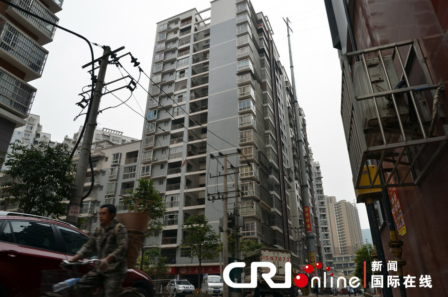 2013年4月2日，四川達(dá)城，電線桿足足有19層樓高，而且離小區(qū)住戶的房屋很近。圖片來(lái)源:張?bào)K/CF