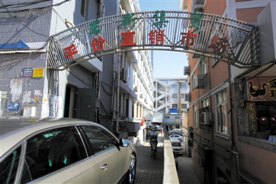 昨日，從事活禽宰殺的許某確認(rèn)為感染H7N9禽流感確診病例，其所工作的南京江寧區(qū)東新農(nóng)貿(mào)市場(chǎng)仍正常營(yíng)業(yè)