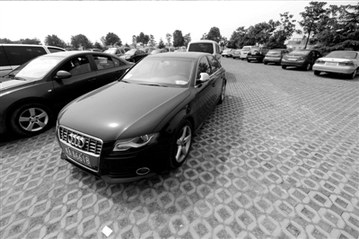 3月30日，掛有AZG(安徽政府公務(wù)的拼音縮寫）通行證的車輛停放在合肥市小蜀山公墓停車場內(nèi)。