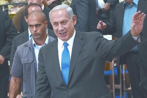 經(jīng)以總理內(nèi)塔尼亞胡主持的內(nèi)閣秘密會議決定，以空軍接連對敘利亞多處目標實施空襲。圖為內(nèi)塔尼亞胡5日出席內(nèi)閣會議。