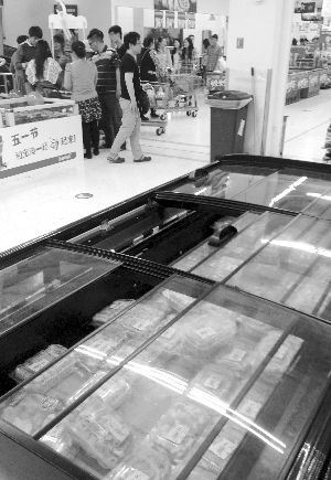 新街口某超市羊肉卷柜臺無人問津。