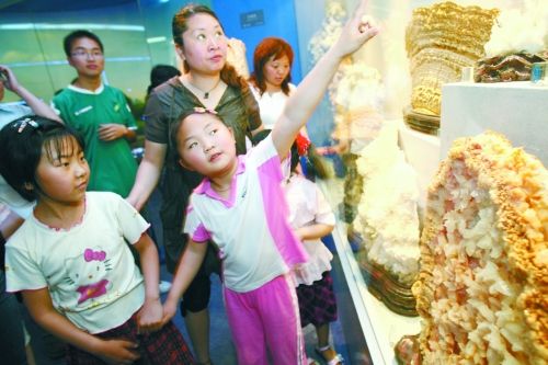 哇，地質(zhì)博物館里好多沒見過的?。? oldsrc=