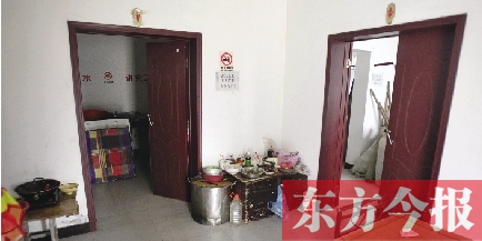 男廁洗漱池前，堆放著大量家電、家具等生活用品