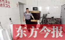 男廁中擺放的電視機(jī)、柜子、自行車等物品